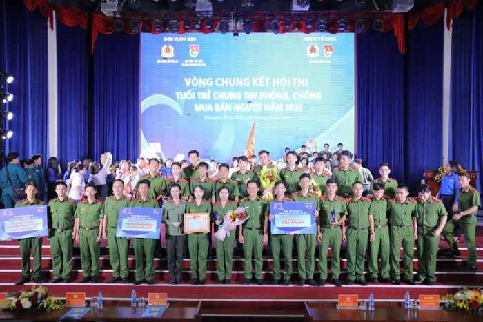  Ban Tổ chức trao giải cho các đội thi. 