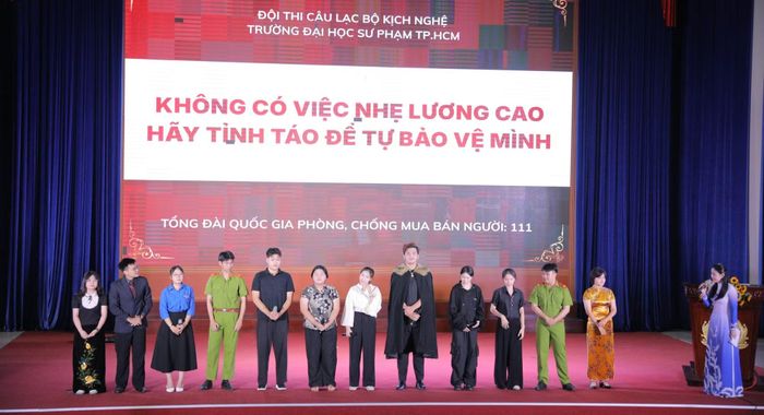 Các đội trình diễn tiểu phẩm, kịch ngắn trong phần thi Sân khấu hóa.