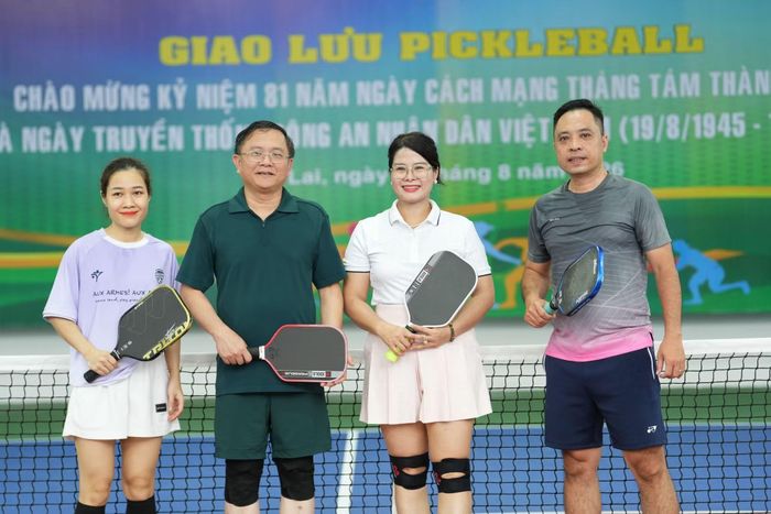  Đại tá Trương Thị Thu Ba, Phó Cục trưởng Cục Quản lý xuất nhập cảnh và Đại tá Nguyễn Chí Linh, Phó Giám đốc Công an tỉnh Gia Lai cùng các vận động viên tham gia giải thi đấu. 