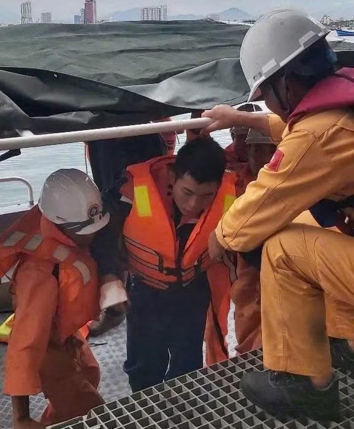 Nạn nhân Nguyễn Thái được tàu cá ĐNa 37141-TS của ông Nguyễn Phú Hồng, trú tại Sơn Trà phát hiện, tiếp cứu kịp thời.