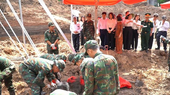 Thứ trưởng Bộ Công thương Phan Thị Thắng cùng đoàn đại biểu dâng hương, dâng hoa tưởng niệm các anh hùng liệt sĩ; thăm, động viên lực lượng đang thực hiện nhiệm vụ tại Công viên Lê Thị Riêng.