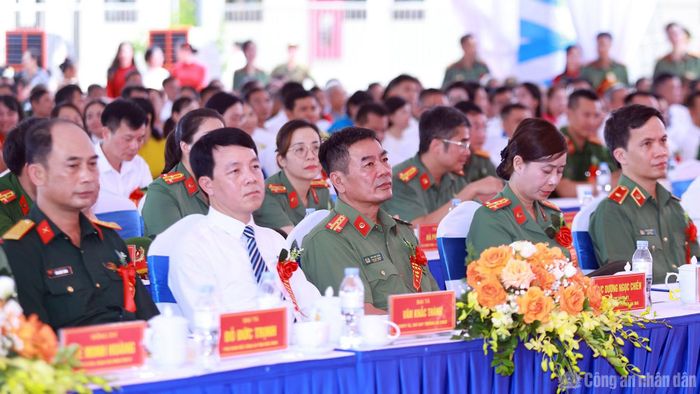 Thứ trưởng Nguyễn Văn Long và các đại biểu dự Ngày hội.