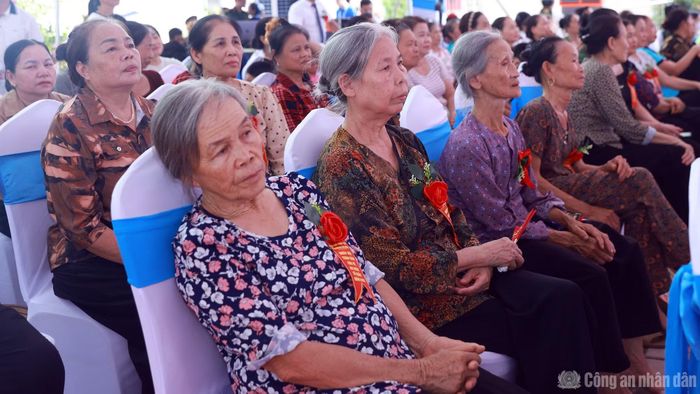 Đông đảo người dân tới tham dự Ngày hội.