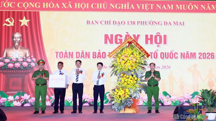 Thứ trưởng Nguyễn Văn Long tặng quà và hoa chúc mừng Ngày hội.
