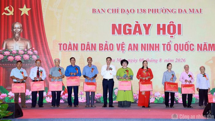  Đồng chí Nguyễn Việt Oanh, Phó Chủ tịch UBND tỉnh Bắc Ninh trao thưởng các gia đình chính sách và cá nhân có thành tích tiêu biểu trong phong trào toàn dân bảo vệ an ninh Tổ quốc. 