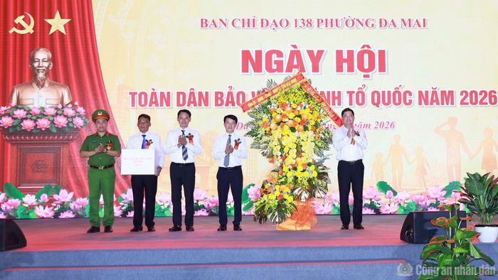 Bí thư Tỉnh ủy Bắc Ninh Nguyễn Hồng Thái tặng quà và hoa chúc mừng Ngày hội.