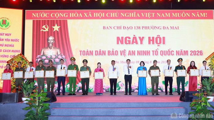 Chủ tịch UBND phường Đa Mai Đỗ Văn Quý trao Giấy khen của UBND phường tặng các tập thể, cá nhân có thành tích xuất sắc trong phong trào Toàn dân bảo vệ an ninh Tổ quốc.