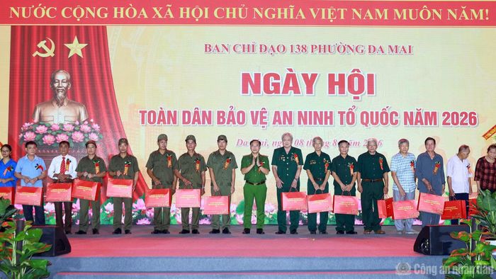  Thứ trưởng Nguyễn Văn Long tặng quà các gia đình chính sách và cá nhân có thành tích tiêu biểu trong phong trào Toàn dân bảo vệ an ninh Tổ quốc. 