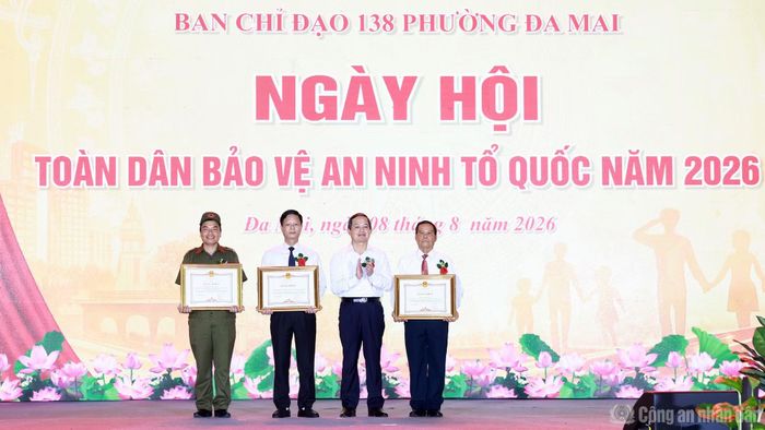  Chủ tịch UBND tỉnh Bắc Ninh Phạm Hoàng Sơn trao Bằng khen của UBND tỉnh tặng các tập thể, cá nhân có thành tích xuất sắc trong phong trào Toàn dân bảo vệ an ninh Tổ quốc. 