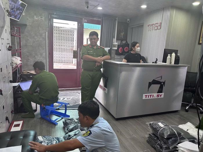 Cơ quan chức năng kiểm tra tang vật.