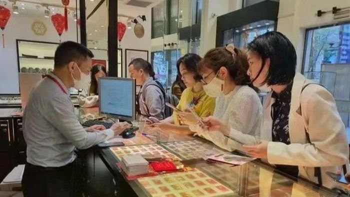 Người dân mua, bán vàng tại một cửa hàng.