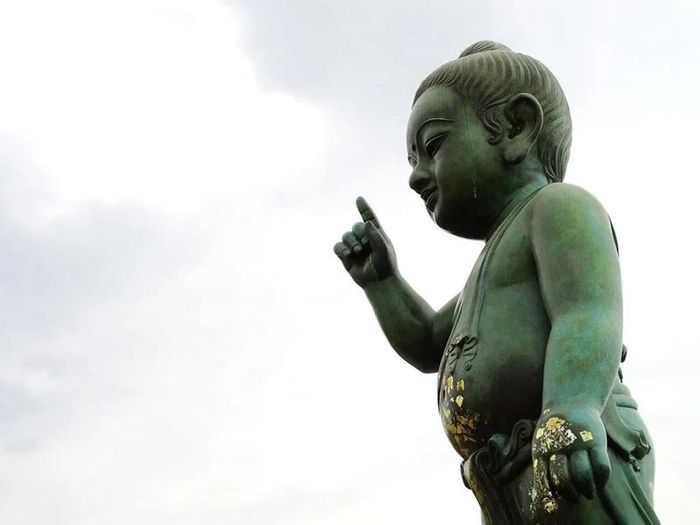 Tượng Thái tử Tất-đạt-đa tại Khu Phát triển Lumbini, Nepal. (Ảnh: Adam Jones / Wikimedia Commons).