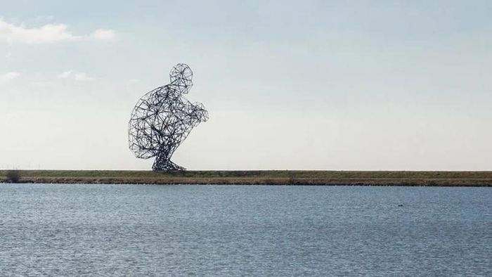 The Squatting Man của nghệ sĩ Antony Gormley, đê Markerstrekdam, Lelystad, Hà Lan. (Nguồn: Wikimedia Commons).