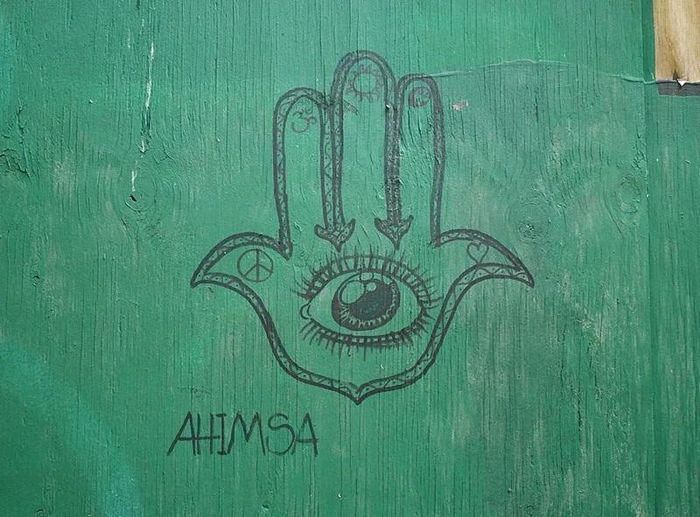 Tranh tường với chữ “Ahimsa” (bất bạo động) tại Boscombe, Dorset, Vương quốc Anh. (Ảnh: Ethan Doyle White / Wikimedia Commons).