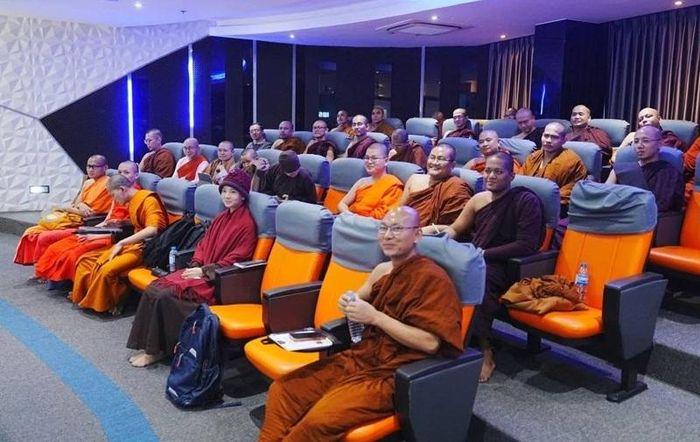 Ajahn Tiến sĩ Neminda (ngồi hàng ghế đầu) cùng các tăng ni sinh tham dự buổi tọa đàm