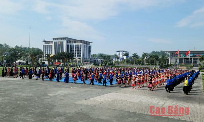 Màn đồng diễn dân vũ 1000 người tại Lễ tổng duyệt.