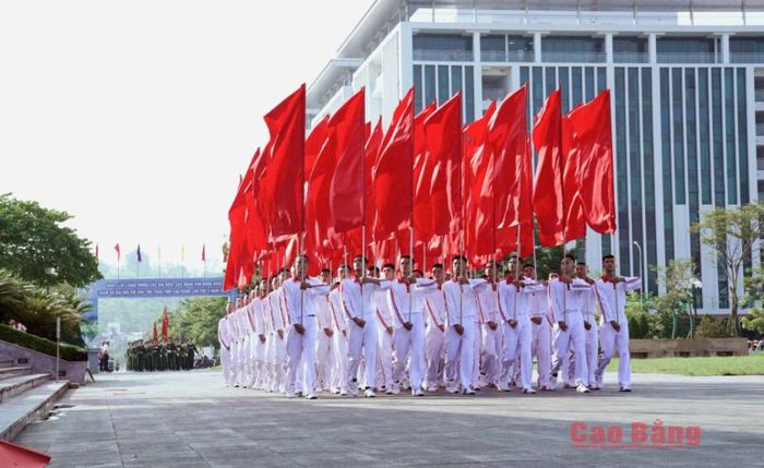 Khối hồng kỳ tiến vào lễ đài.