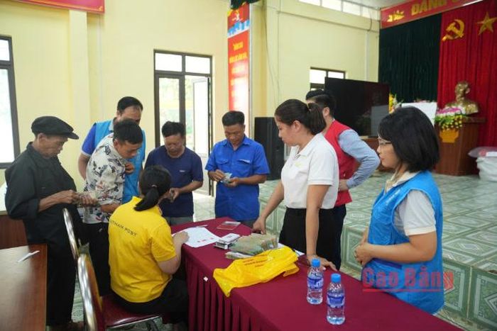 Cấp phát kinh phí hỗ trợ làm nhà cho người dân xã Khánh Xuân.
