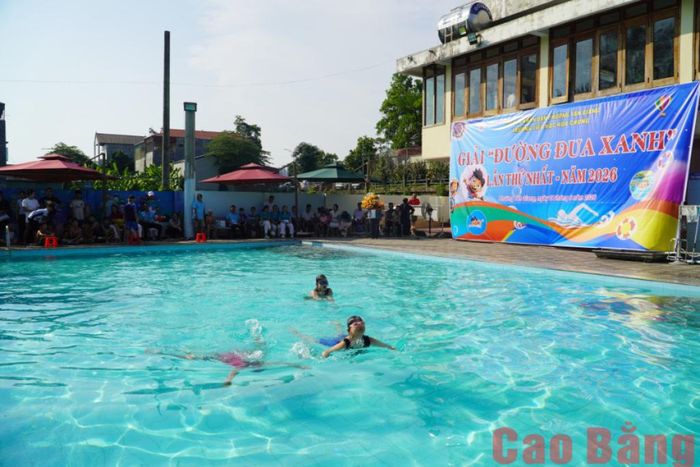 Các em học sinh tham gia tranh tài tại giải bơi “Đường đua xanh” lần thứ nhất năm 2026.