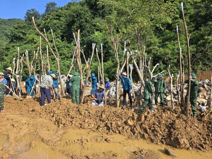 Cán bộ, chiến sĩ Đồn Biên phòng Thị Hoa cùng các lực lượng chức năng của xã Hạ Lang trồng cây xanh tại Trường Phổ thông liên cấp nội trú xã Hạ Lang