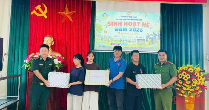Cán bộ, chiến sĩ Đồn Biên phòng Quang Long và Đoàn Thanh niên xã Quang Long tặng quà cho học sinh hoàn cảnh khó khăn.