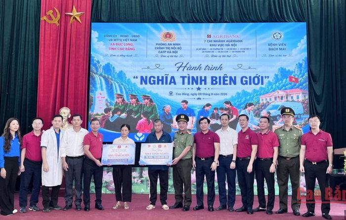 Đoàn công tác trao tặng "Nhà tình nghĩa" cho hộ ông Đinh Văn Như, xóm Bản Viện, xã Đức Long.