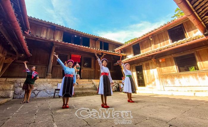 Thiếu niên H’Mông biểu diễn ca, múa phục vụ du khách tham quan di tích.