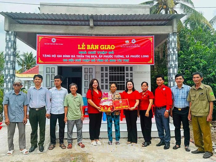 Bà Hồ Quý Nhi, Phó Chủ tịch Hội Chữ thập đỏ tỉnh Cà Mau, cùng chính quyền địa phương bàn giao nhà Nhân ái cho hộ bà Trần Thị Đen.