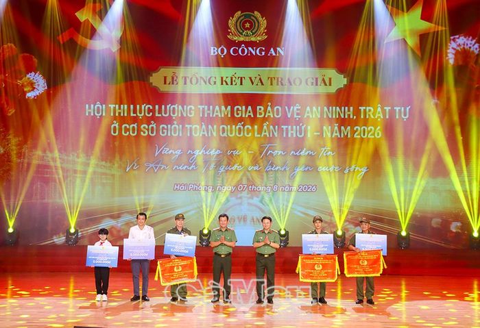  Đại diện đội Cà Mau (thứ hai từ phải sang) và diễn viên Võ Minh Thuỳ nhận các giải phụ của hội thi.
