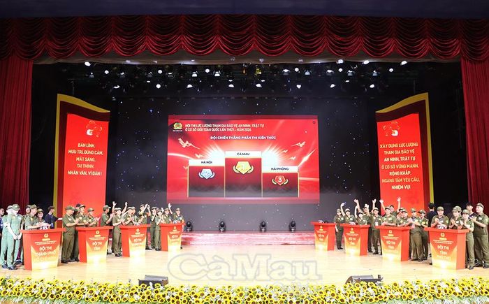  Đội Cà Mau tranh tài trong phần thi kiến thức.
