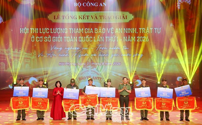  Chủ tịch Uỷ ban Trung ương MTTQ Việt Nam Bùi Thị Minh Hoài và Thứ trưởng Bộ Công an Lê Văn Tuyến trao giải cho các đội thi.