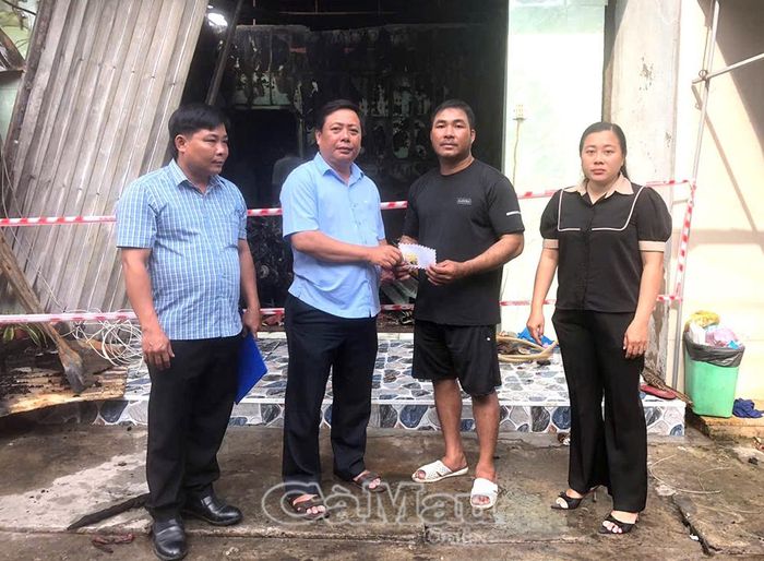 Lãnh đạo UBND xã và Uỷ ban MTTQ Việt Nam xã Sông Đốc hỗ trợ ban đầu 1 triệu đồng cho mỗi hộ dân có nhà bị cháy.