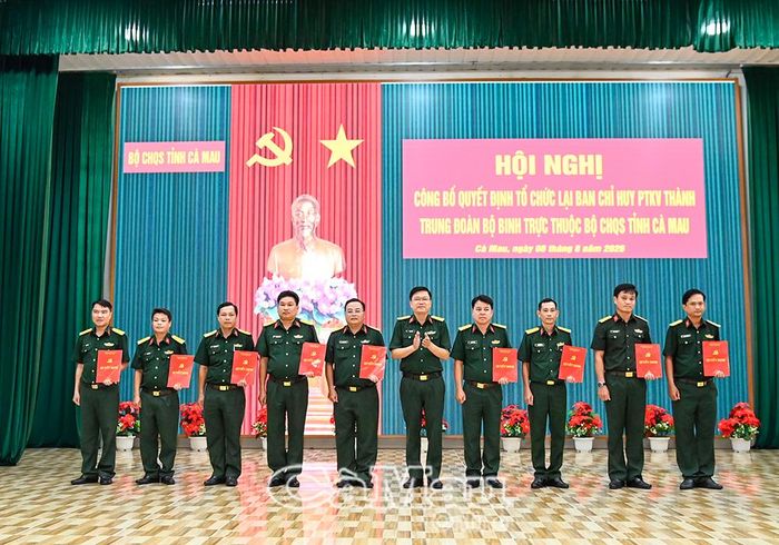 Đại tá Võ Thành Lê, Chính uỷ Bộ CHQS tỉnh Cà Mau, trao quyết định thành lập Đảng bộ Trung đoàn Bộ binh (KTT) 46.
