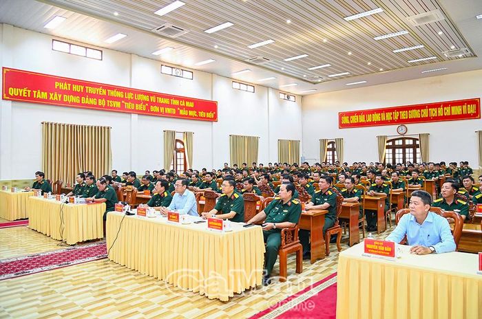 Các đồng chí lãnh đạo và đại biểu tham dự hội nghị công bố quyết định của Bộ trưởng Bộ Quốc phòng.