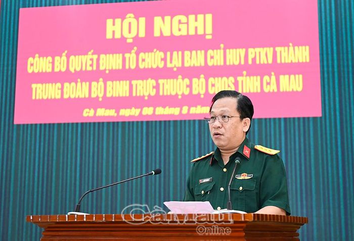 Thượng tá Trần Văn Hữu, Phó Tham mưu trưởng Bộ CHQS tỉnh Cà Mau, công bố các quyết định về công tác tổ chức lực lượng.