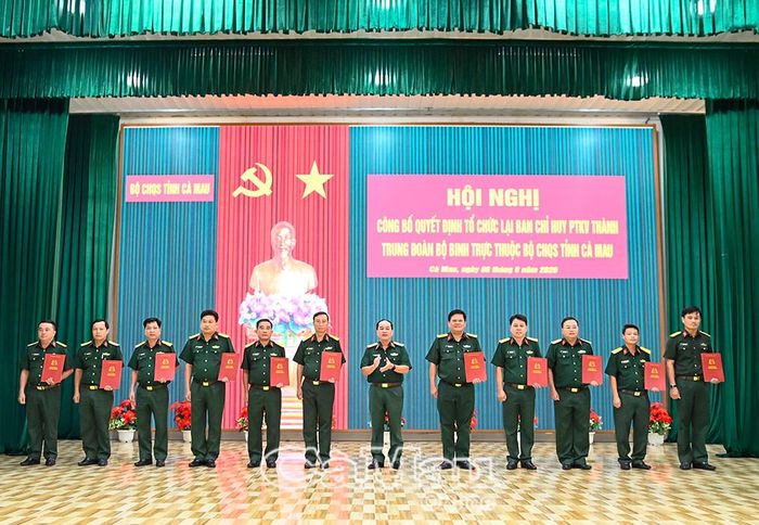Thừa uỷ quyền của Bộ Tư lệnh Quân khu 9, Thiếu tướng Nguyễn Văn Ngành, Chỉ huy trưởng Bộ CHQS tỉnh Cà Mau, trao quyết định điều động, bổ nhiệm cán bộ về cơ quan Bộ Tham mưu Quân khu 9 và Bộ CHQS tỉnh Cà Mau.