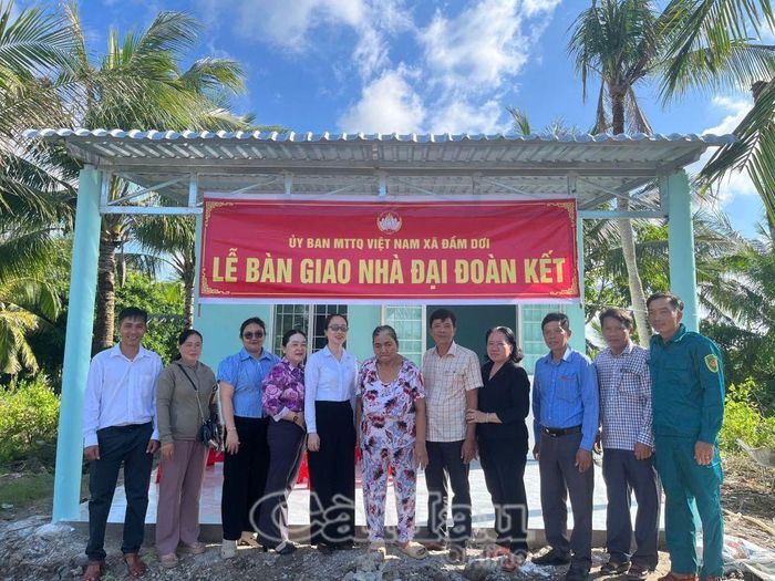 Lễ bàn giao nhà cho bà Trương Thúy Liễu, ấp Bà Huê, gia đình nạn nhân chất độc da cam.