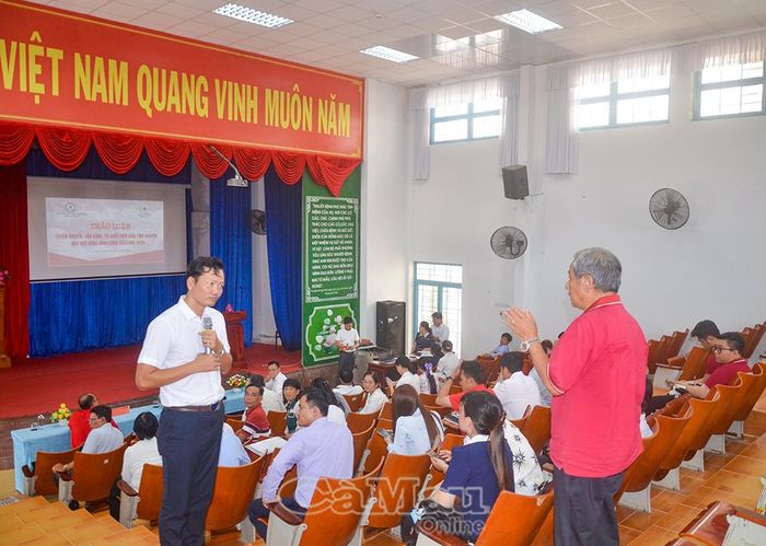 Học viên trao đổi với ThS. Bác sĩ CKII Phạm Văn Nghĩa về những thuận lợi, khó khăn trong công tác vận động hiến máu tại cơ sở.