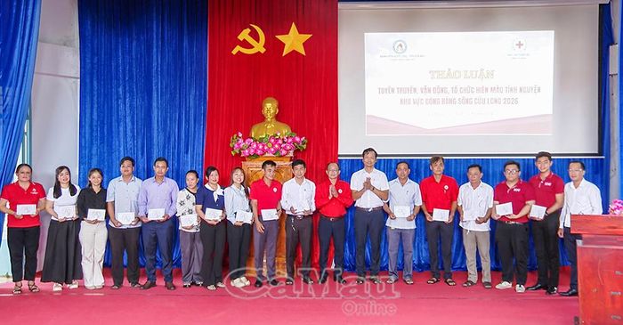 Ban Tổ chức trao chứng nhận cho các học viên hoàn thành lớp tập huấn.
