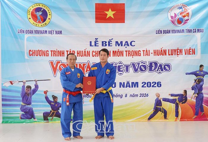 PGS.TS. Võ sư Đào Hoàng Nam trao quyết định phân công Phó Tổng Thư ký Liên đoàn Vovinam tỉnh Cà Mau cho Huấn luyện viên Võ Văn Phương, Chủ nhiệm Câu lạc bộ Vovinam Nhà Thiếu nhi tỉnh.