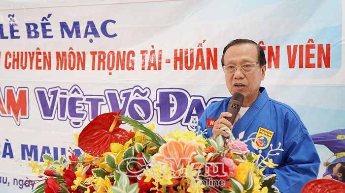 PGS.TS. Võ sư Đào Hoàng Nam, nguyên Hiệu trưởng Trường Đại học Bạc Liêu, Chủ tịch Liên đoàn Vovinam tỉnh Cà Mau, phát biểu tại buổi lễ.