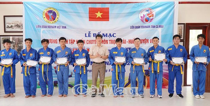 PGS.TS. Võ sư Đào Hoàng Nam và Phó Giám đốc Sở Giáo dục và Đào tạo Đặng Trí Thủ trao giấy chứng nhận hoàn thành lớp tập huấn cho các học viên.