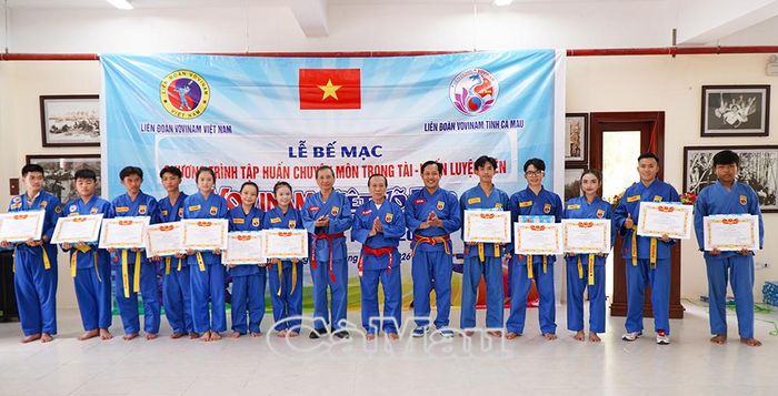 Trao giấy khen của Hội Văn nghệ dân gian tỉnh tặng 2 tập thể và 24 cá nhân tiêu biểu.