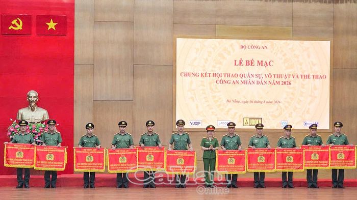 Đại diện đoàn Công an tỉnh Cà Mau (thứ hai từ trái sang) nhận cờ giải Khuyến khích toàn đoàn do Bộ Công an tặng.