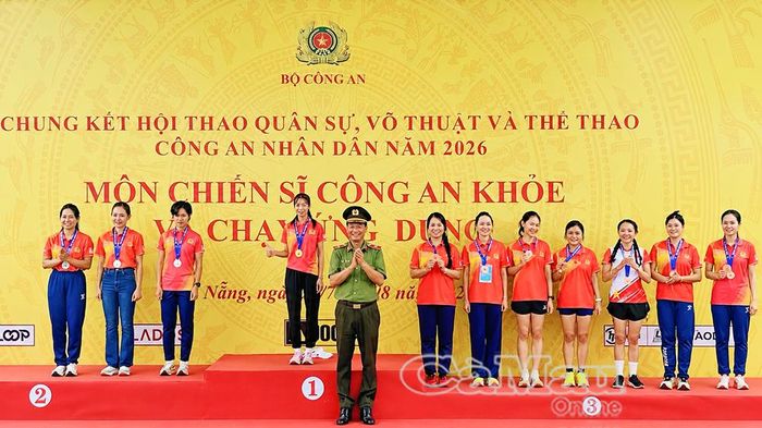 Đại uý Lâm Thị Cẩm Liên, Phòng Công tác chính trị, Công an tỉnh Cà Mau (thứ ba từ trái sang), đoạt Huy chương Bạc cá nhân nội dung "Chiến sĩ công an khoẻ".