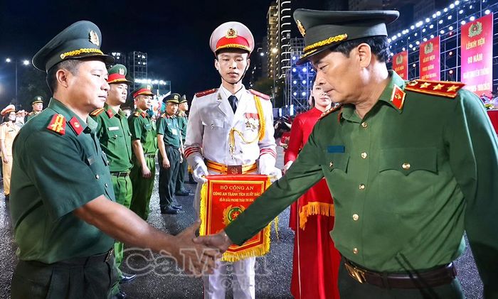 Thượng tướng Lê Quốc Hùng, Thứ trưởng Bộ Công an, Trưởng Ban Chỉ đạo hội thao, trao cờ lưu niệm cho đoàn vận động viên Công an tỉnh Cà Mau.