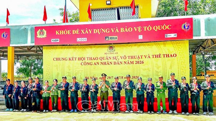 Đội tuyển Công an tỉnh Cà Mau giành Huy chương Đồng đồng đội súng trường bắn tỉa cự ly 120 m.
