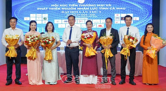 Ông Nguyễn Văn Khởi, Phó Chủ tịch Uỷ ban MTTQ Việt Nam tỉnh Cà Mau, tặng hoa cảm ơn các nhà tài trợ.