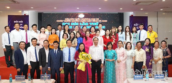  Ban Chấp hành Hội Xúc tiến thương mại và Phát triển nguồn nhân lực tỉnh Cà Mau, nhiệm kỳ 2026-2031, chụp ảnh lưu niệm cùng đại biểu khách mời.