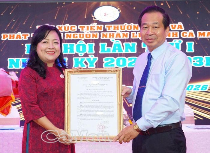 Ông Dương Vũ Nam, Phó Giám đốc Sở Công Thương, trao quyết định thành lập Hội Xúc tiến thương mại và Phát triển nguồn nhân lực tỉnh Cà Mau cho bà Trần Ngọc Loan, Chủ tịch Hội.